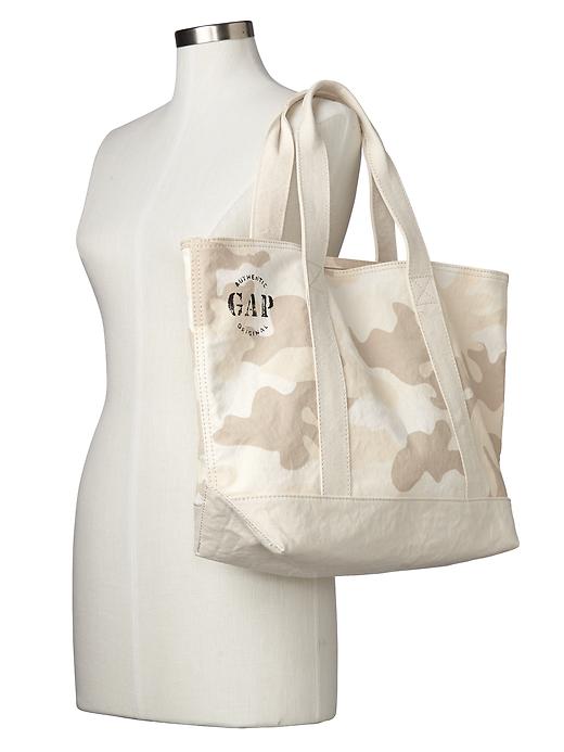 Image number 2 showing, Medium camo utility tote