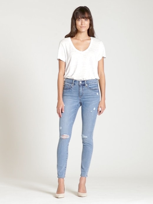 GAP uses skinny model to market 'curvy' jeans