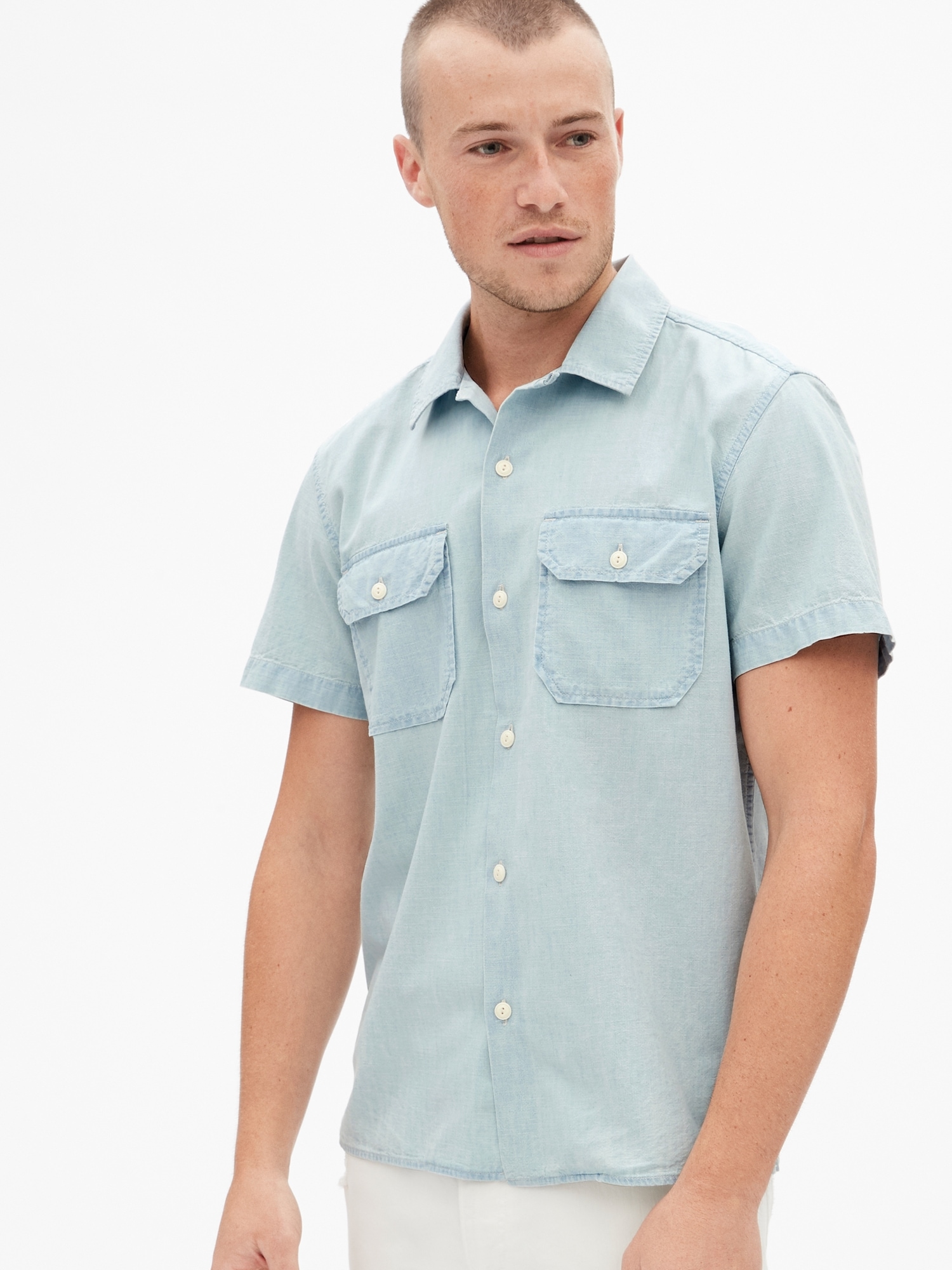 Gil Relaxed Short Sleeve Shirt in Blue Chambray