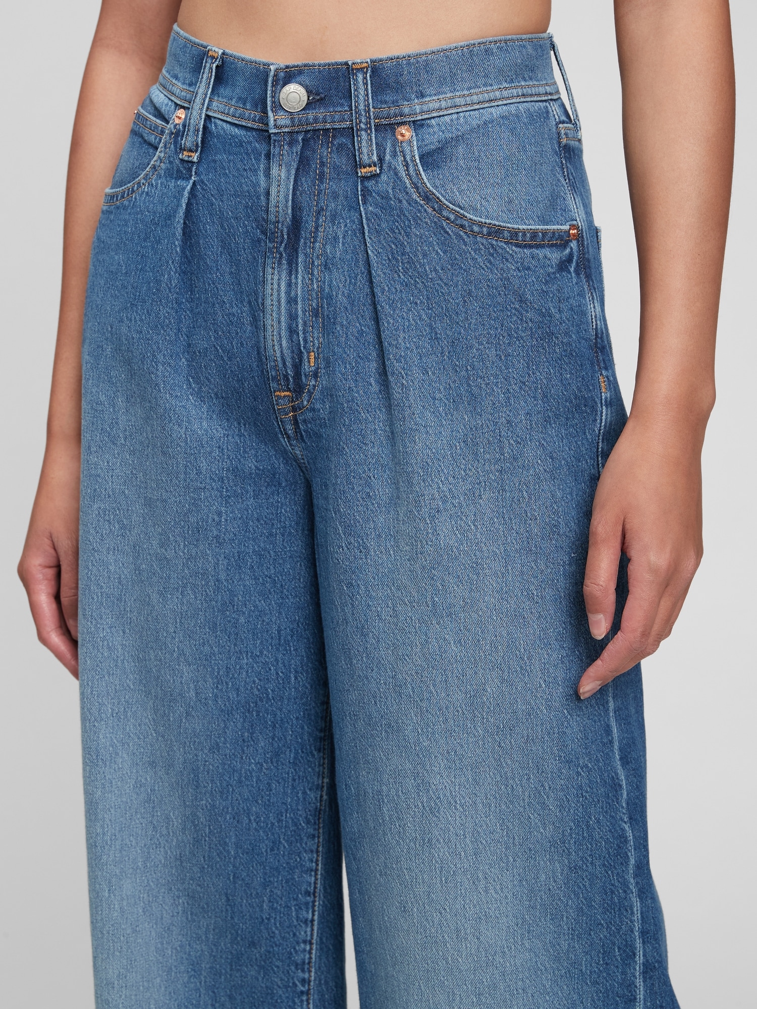 The 10 Cutest Barrel Jeans Right Now - The Mom Edit