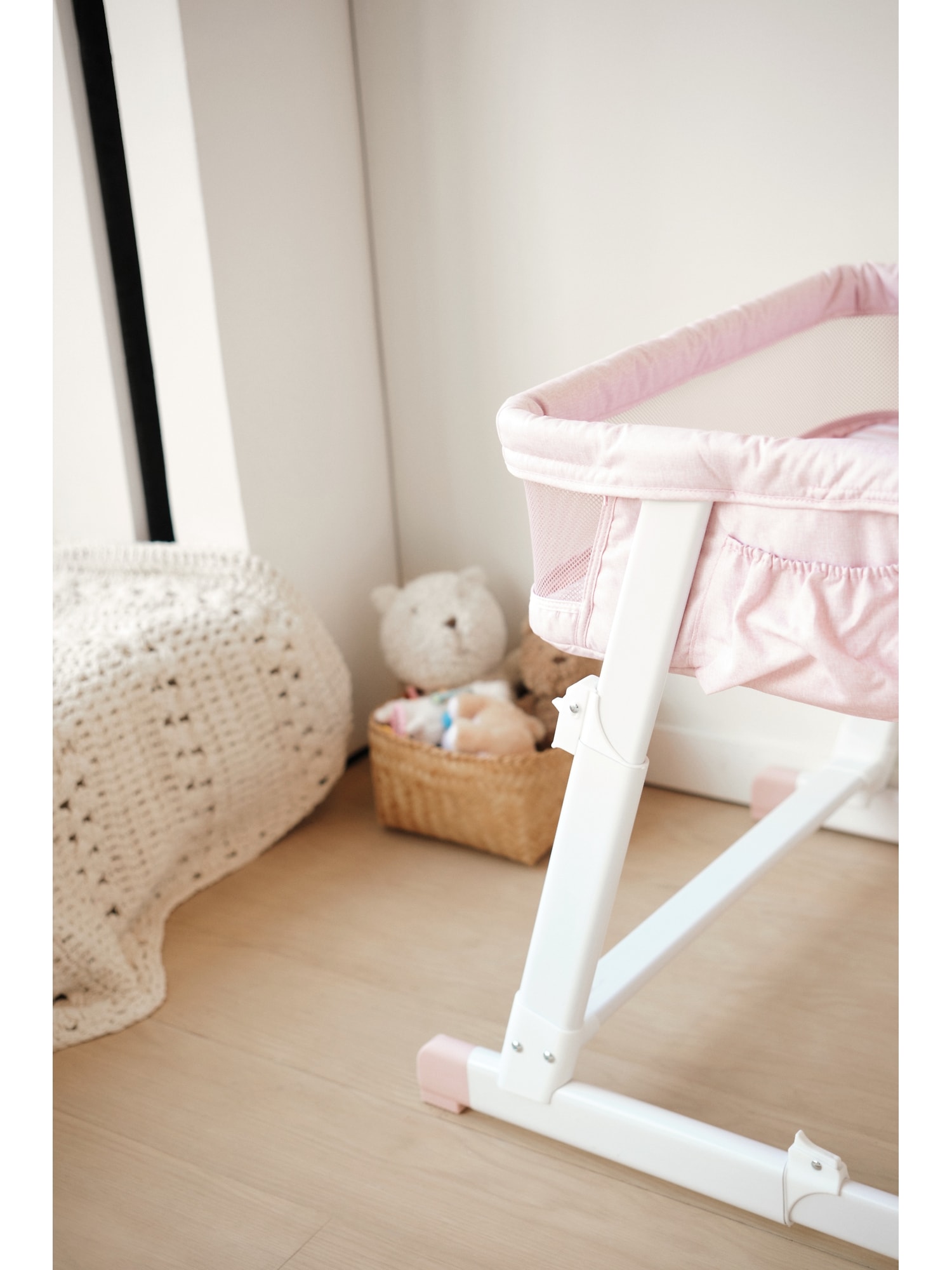 Gap babyGap Whisper Bedside Bassinet pink. 1