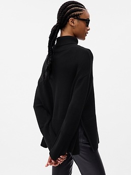 Baggy black store turtleneck