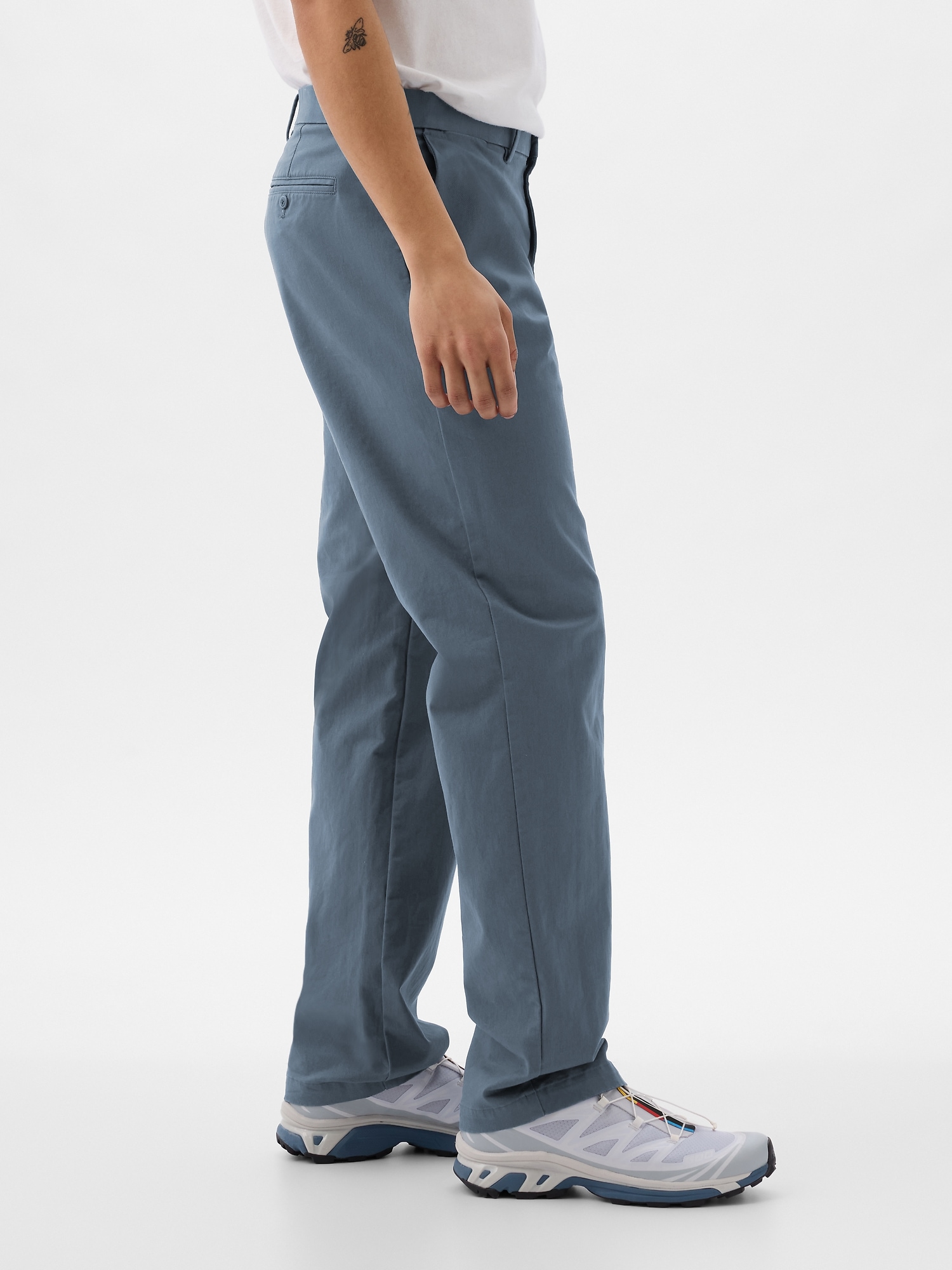 Modern Khakis in Baggy Fit with GapFlex