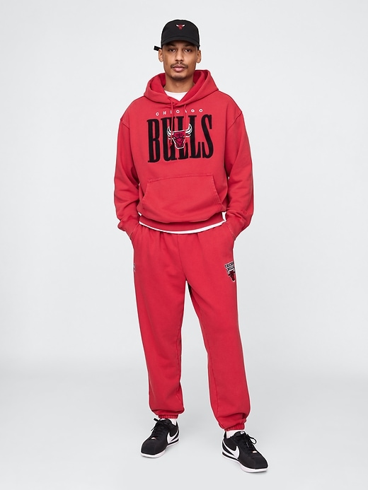 Image number 1 showing, NBA Chicago Bulls Logo Heavyweight Joggers